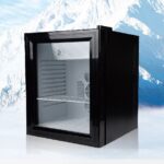 Kæliskápur fyrir hótel – 30L með glerhurð 30 lítra rúmtak – hentar vel fyrir drykki og snarl Glæsileg glerhurð sem sýnir innihaldið án þess að opna Hljóðlátur í notkun – fullkominn fyrir hótelherbergi Stillanleg hitastýring fyrir mismunandi þarfir LED lýsing sem gefur skýra yfirsýn Orkusparandi og hagkvæmur í rekstri Nútímaleg og stílhrein hönnun Tilvalinn fyrir hótel, gistiheimili og skrifstofur